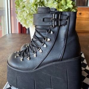 Demonia platform boots